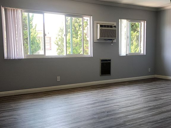 5th image of 13751 Oxnard St APT 106