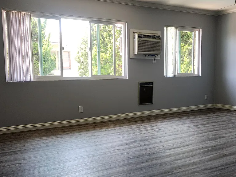 13751 Oxnard St #106 — Photo 5