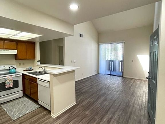 5th image of 428 S Marengo Ave #209
