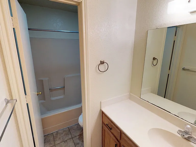 706 W Sycamore St — Photo 5