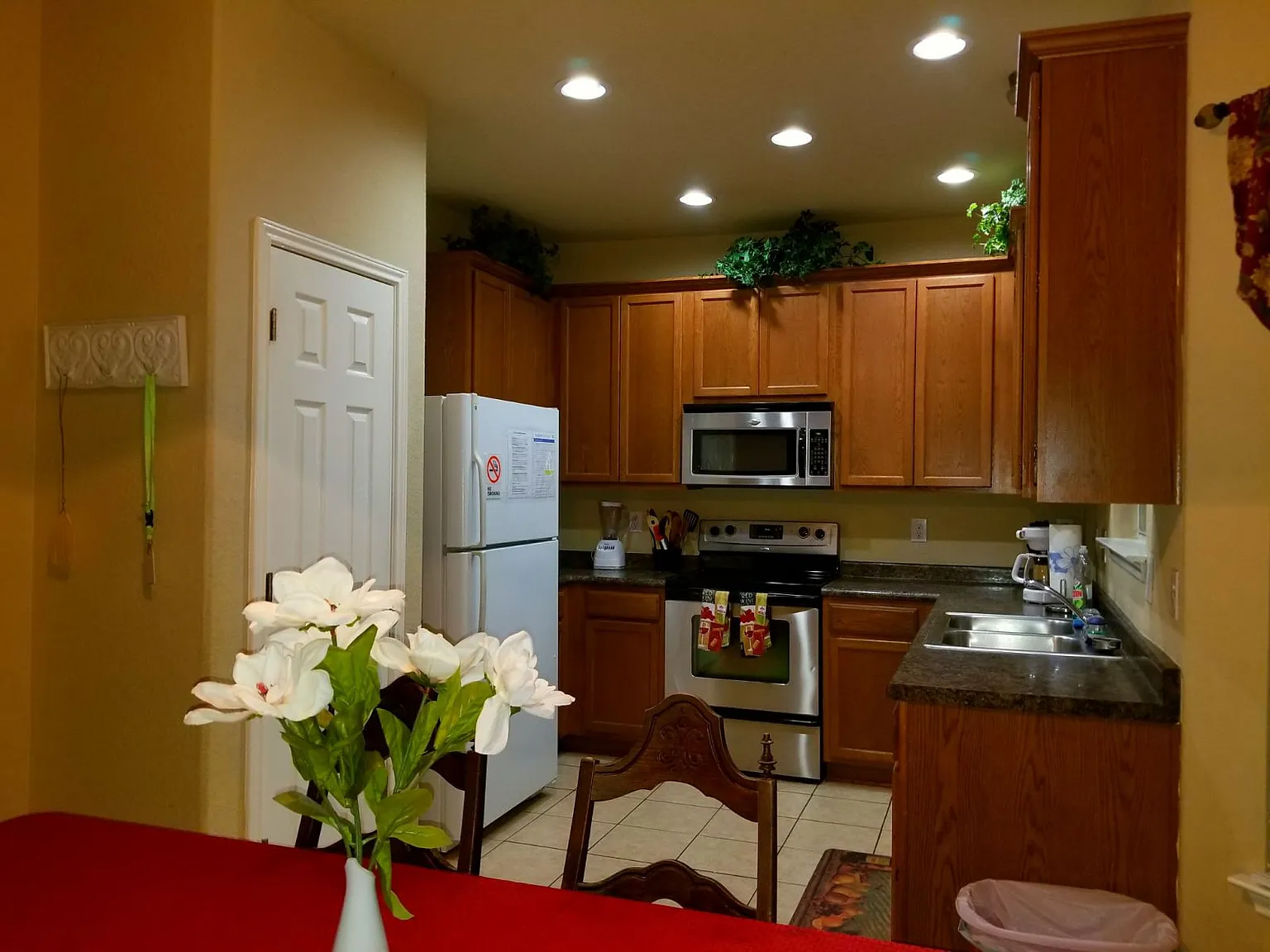 4 bed, 2.5 bath, 2100 sqft, $2,500 — Photo 2