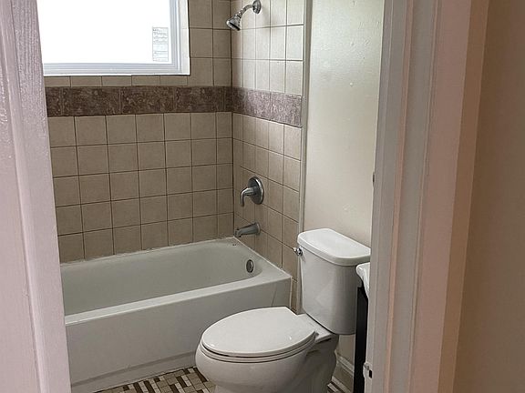 3rd image of 139 McDonnell Ave APT 21