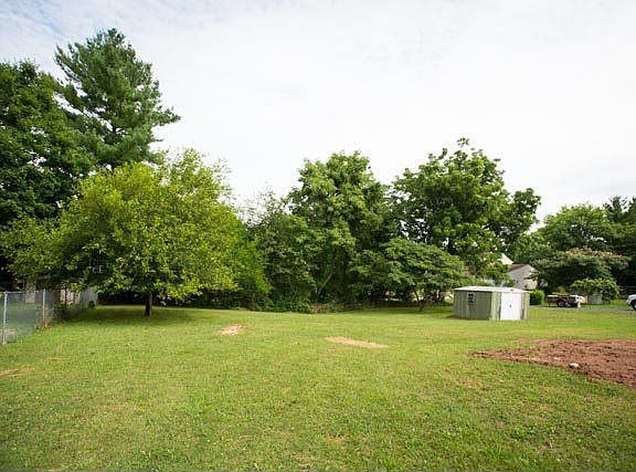 3rd image of 977 S Dogwood Dr