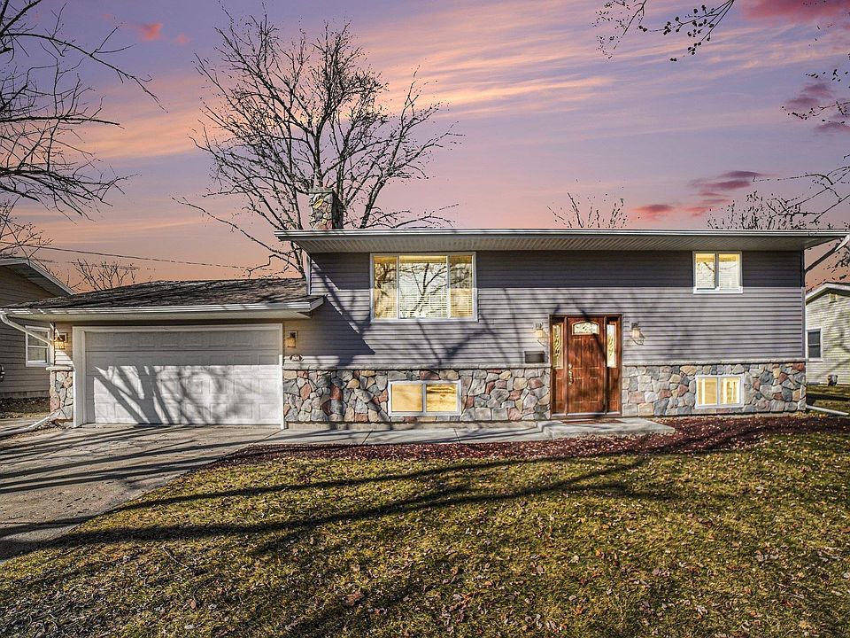 1st image of 898 Riverview Dr