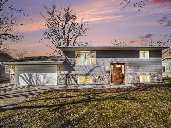 898 Riverview Dr, Alma, MI 48801