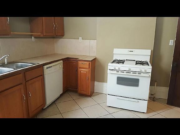 2nd image of 831 Jackson Ave #831
