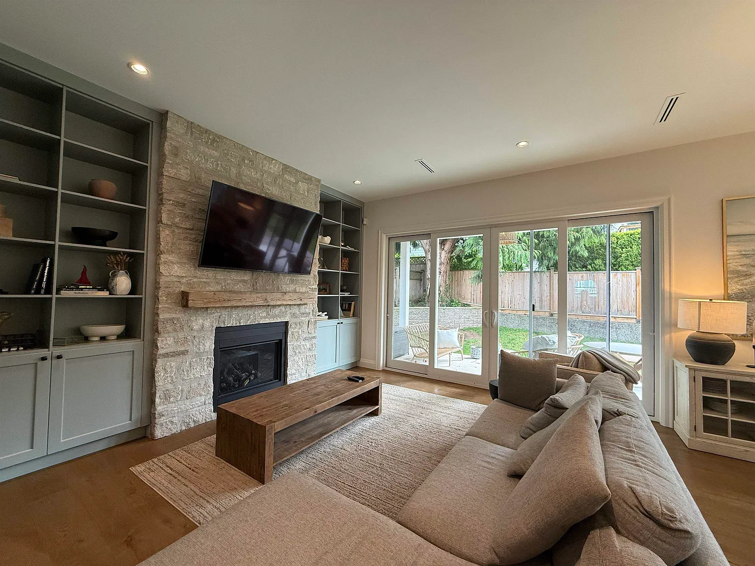 4 bed, 2600 sqft, $5,500 — Photo 2