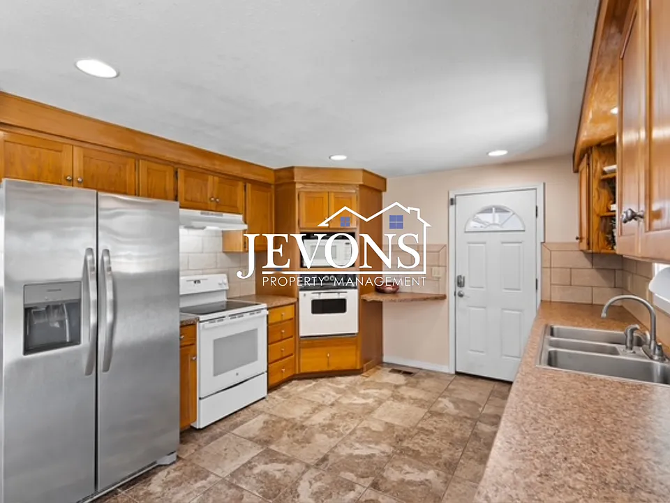 809 S 72nd Ave
