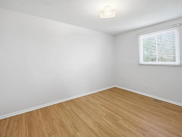 7922 Decarie Dr — Photo 9