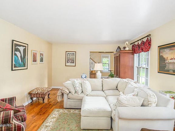 3rd image of 2555 Lake Dr SE