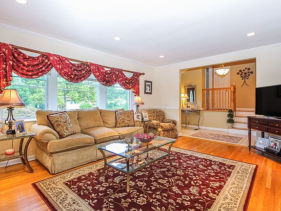 4th image of 21 Maplemoor Ln