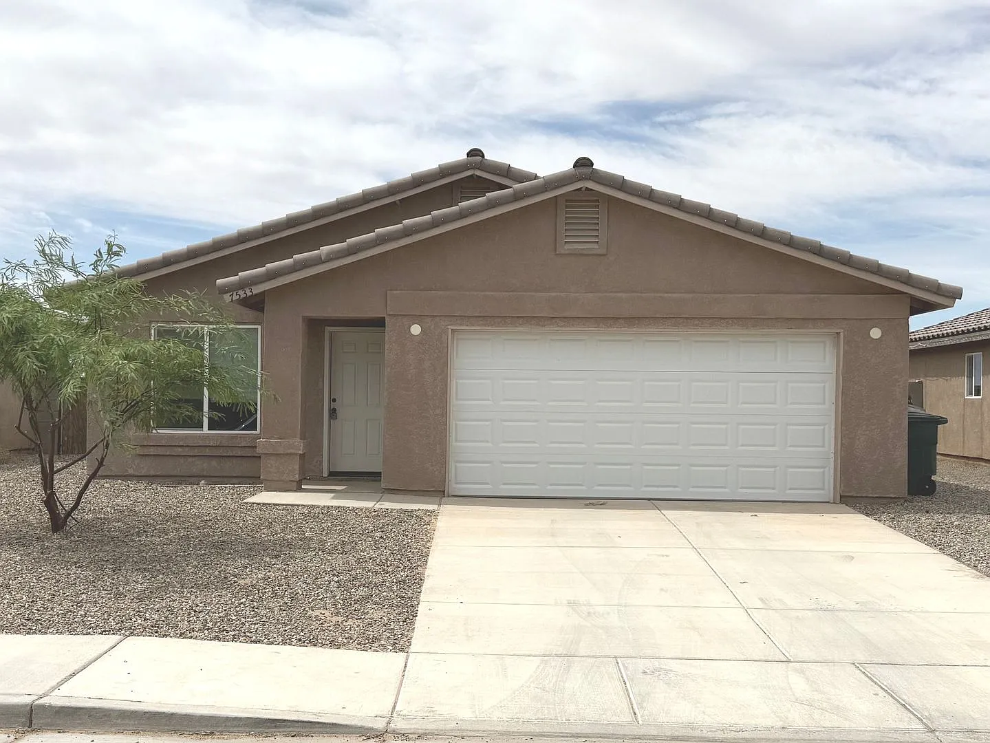 Desert Sands 4 bedroom 2 bathroom home with extra living room — Photo 1