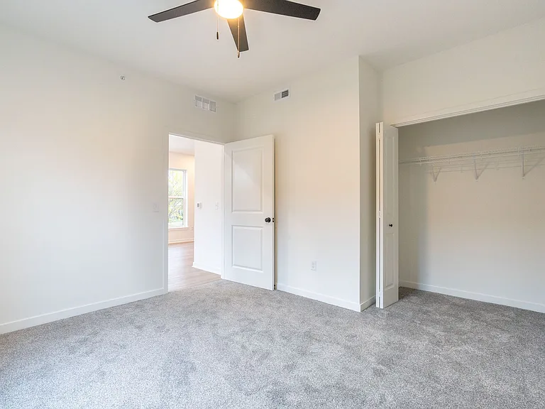 Forest Ave Rowhomes — Photo 6