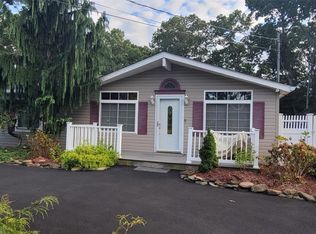 8 W Belmont St, Bay Shore, NY 11706