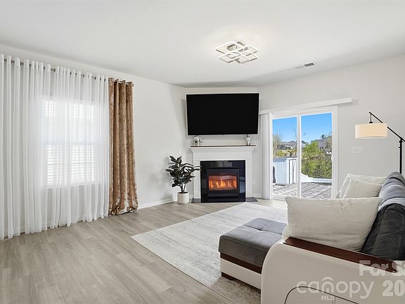 4th image of 1389 Loggerhead Dr