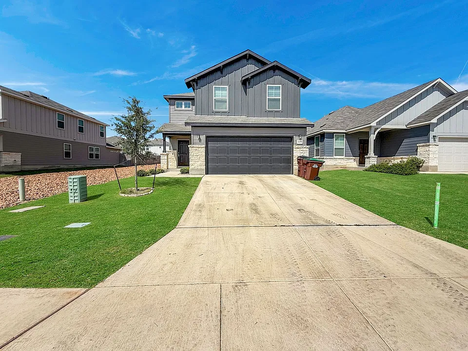 819 Bluegrass Point