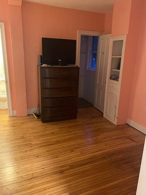 2nd image of 40 Schubert St