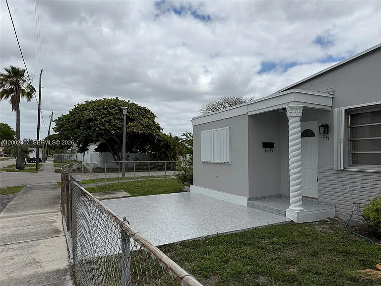 251 SW 69th Ave — Photo 2