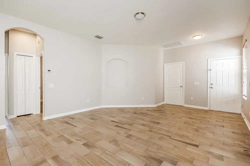3 bed, 2.0 bath, 1592 sqft, $2,005 — Photo 4