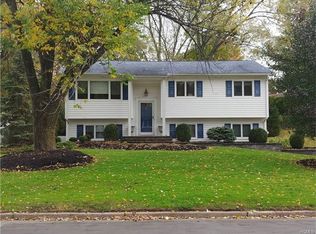 65 Hardwood Dr, Tappan, NY 10983