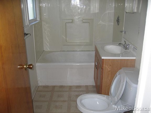 4th image of 1031 Lakepointe St