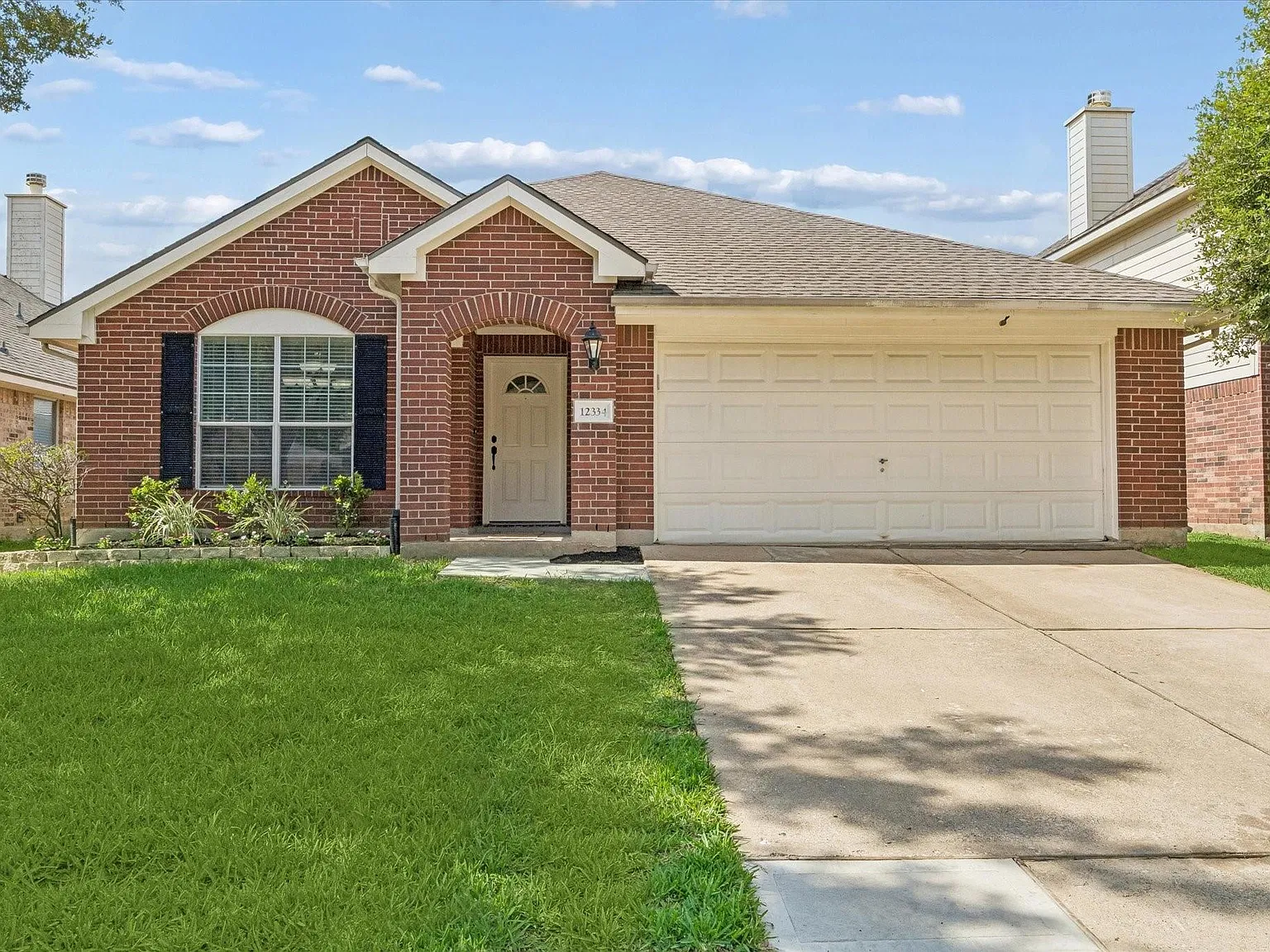 4 bed, 2.0 bath, 1949 sqft, $2,300 — Photo 1
