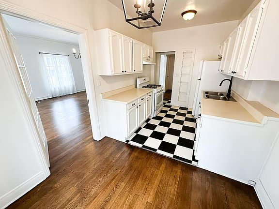 3rd image of 620 S Ardmore Ave APT 9