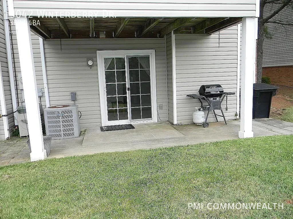 3 Bed / 3.5 Bath Condo (Available Now) — Photo 3