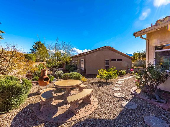 3rd image of 1029 E Desert Glen Dr