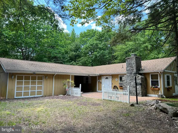 111 Split Rock Rd, Lake Harmony, PA 18624