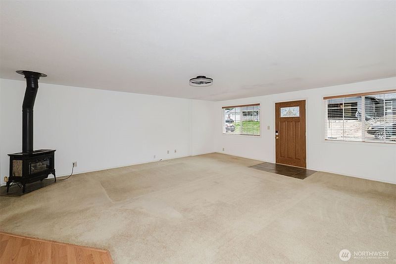 5th image of 7600 Sandy Way NE