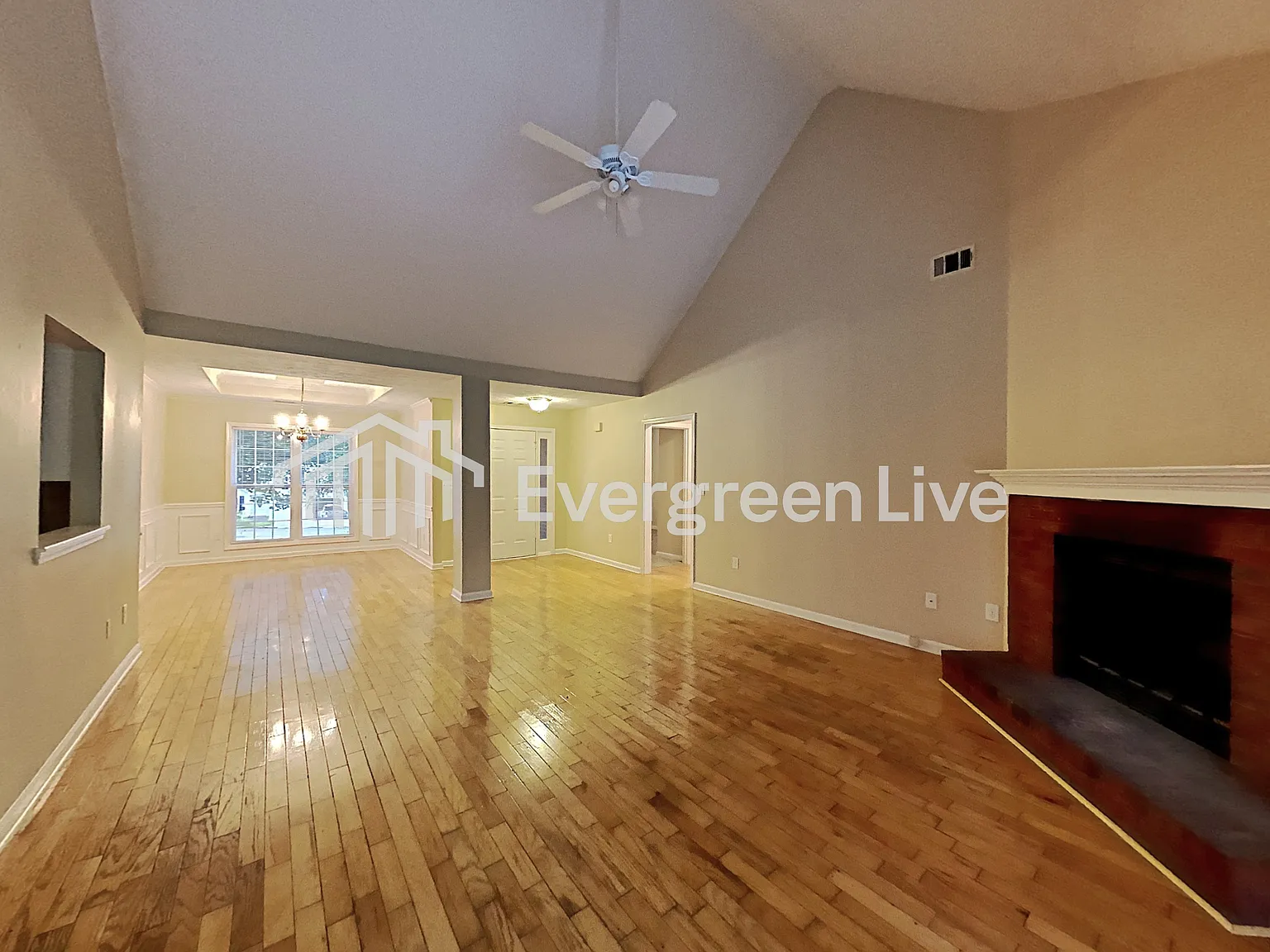 3 bed, 2.0 bath, 1912 sqft, $1,895 — Photo 3