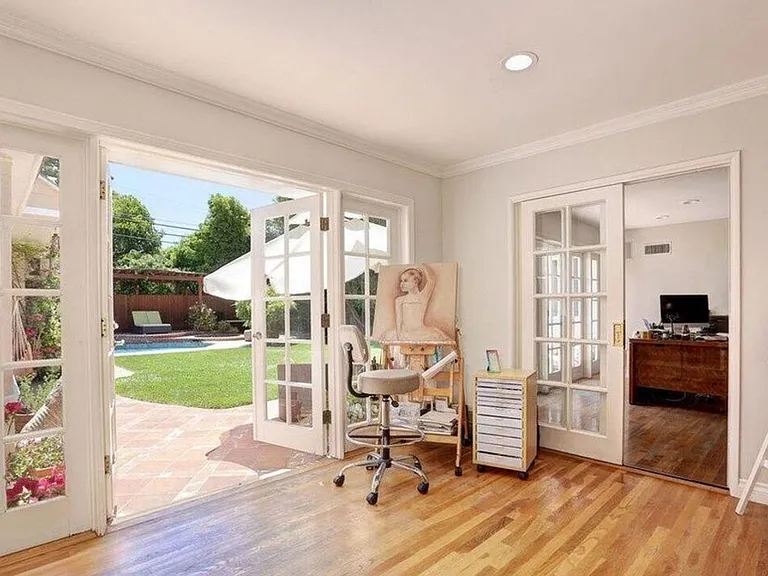 3076 Earlmar Dr — Photo 11