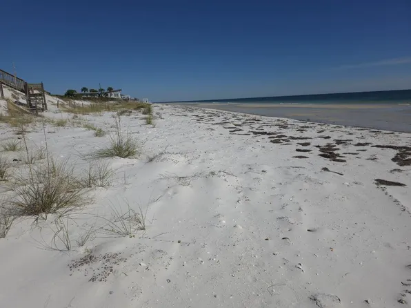 682 Gulf Shore Dr, Carrabelle, FL 32322