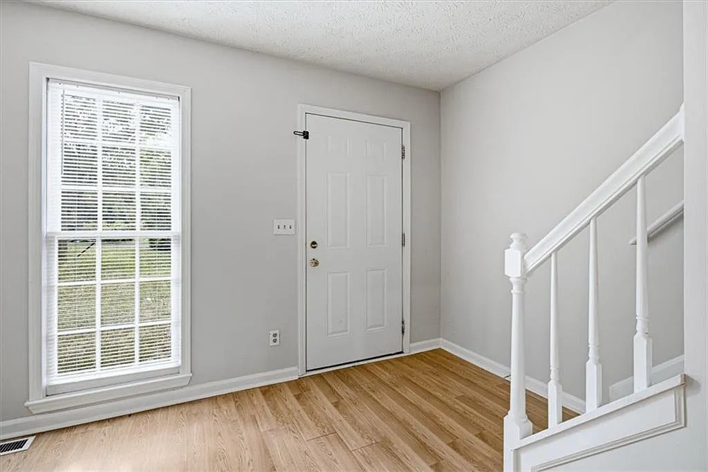 2 bed, 2.5 bath, 6831 sqft, $1,600 — Photo 4