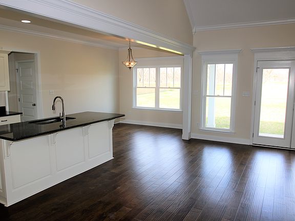 5th image of 153 Stags Leap Dr