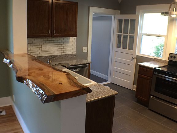 4th image of 2121 Lyndon Ave