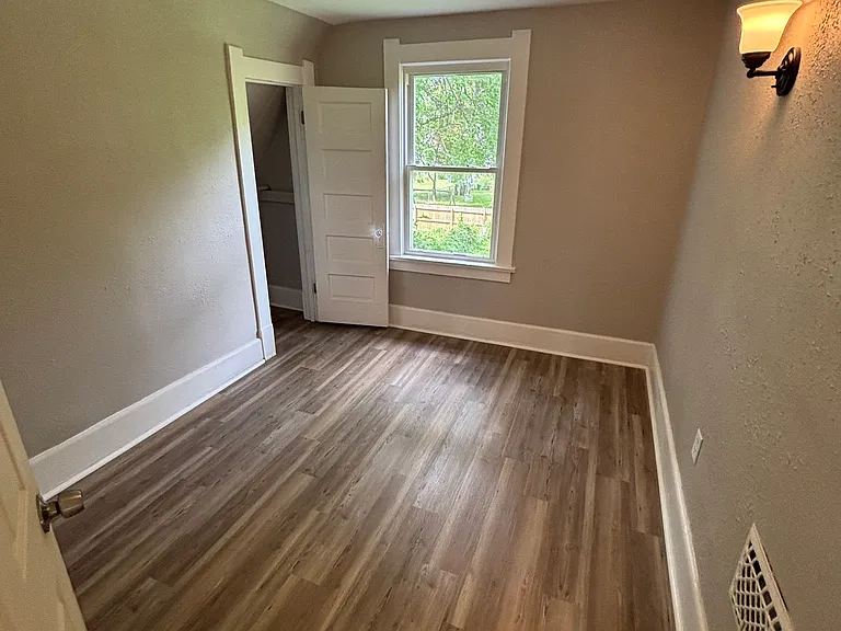 3827 1/2 Lockwood Ave — Photo 10