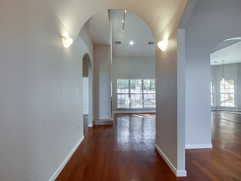 110 Hillvale Ln