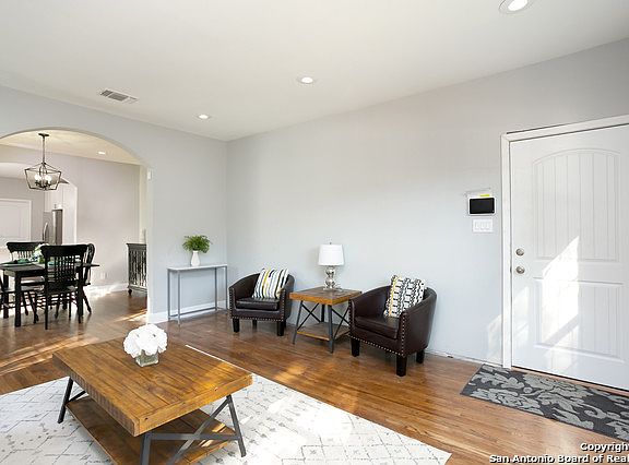 4th image of 627 W Lullwood Ave