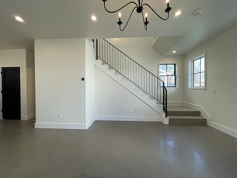 1803 Oso Ave — Photo 3