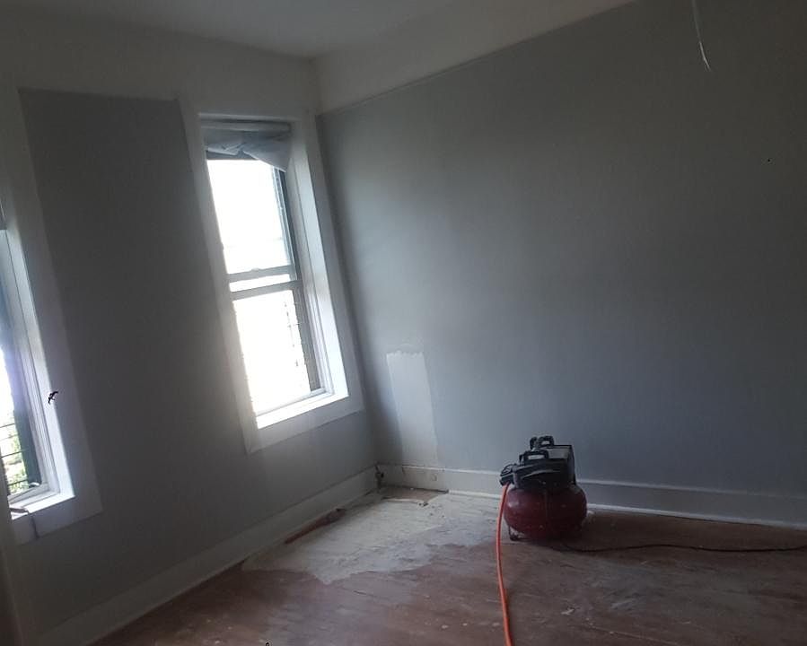 2nd image of 1055 Summit Ave #2