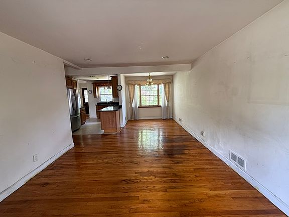 5th image of 146 Heatherhill Rd