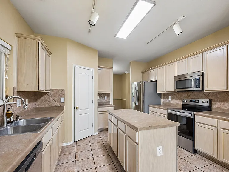 121 Ozuna Dr — Photo 4