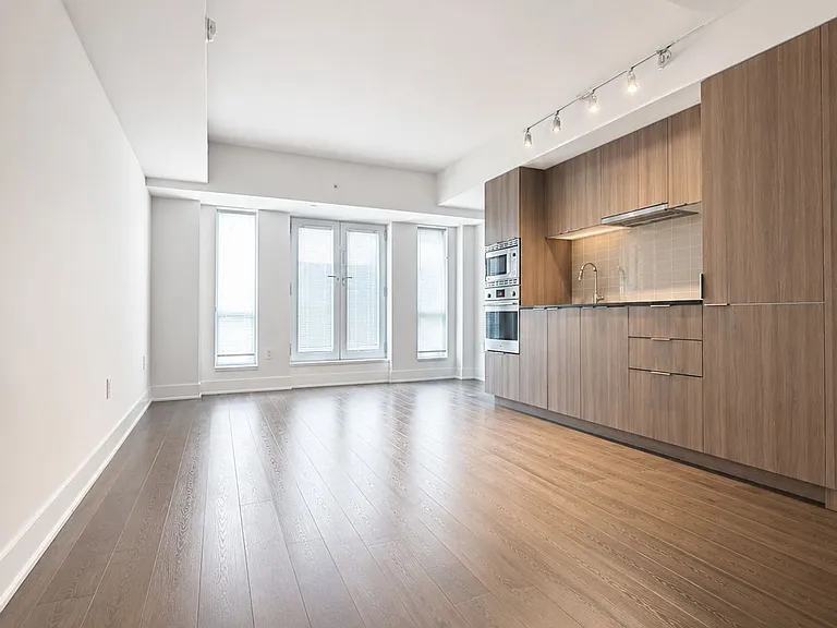 955 Bay St #318 — Photo 7