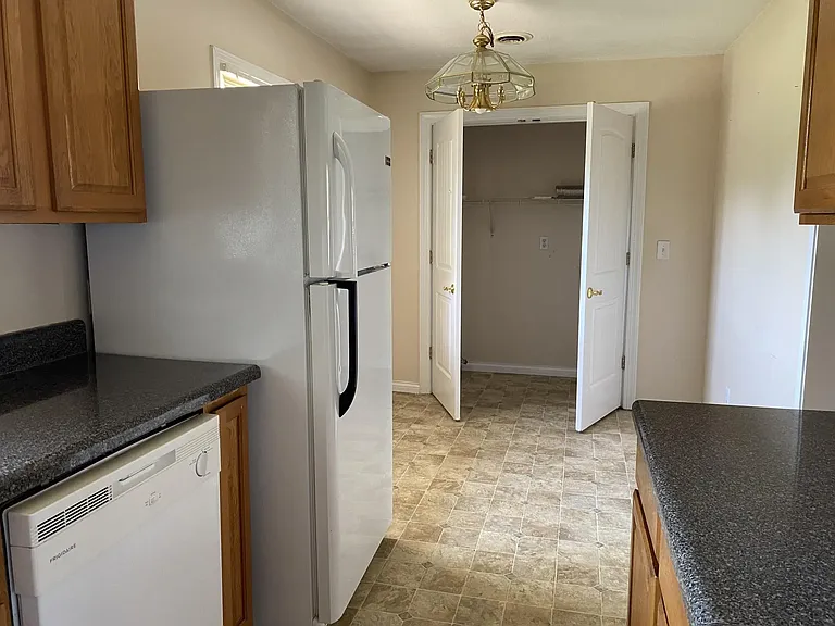 908 E Mountainview Rd — Photo 4