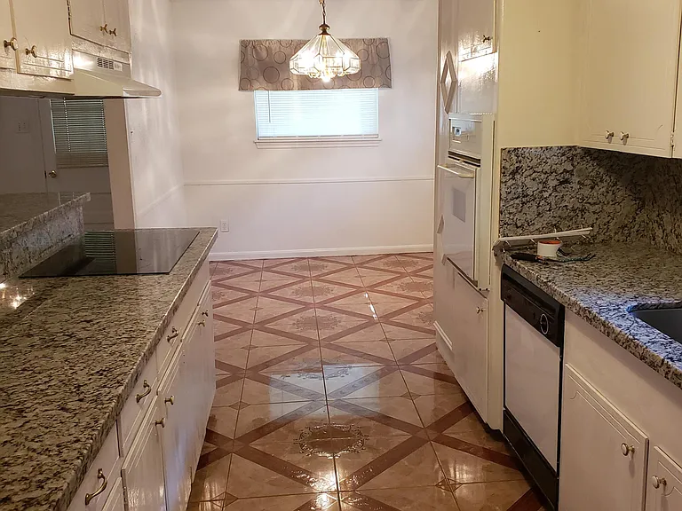 1003 Stadium Dr — Photo 2