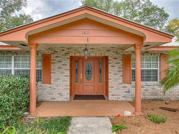 3rd image of 1611 Monterey Ln