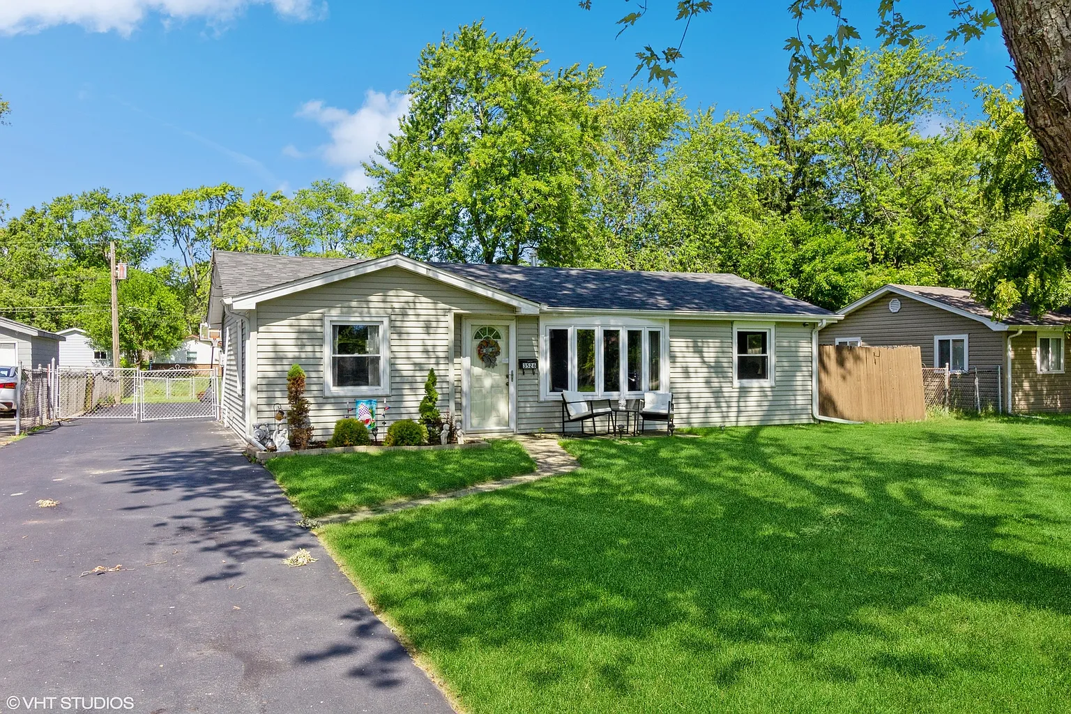 3526 John St photo 1