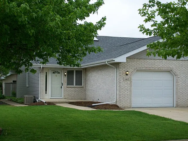 1410 Peachtree Ln photo 1